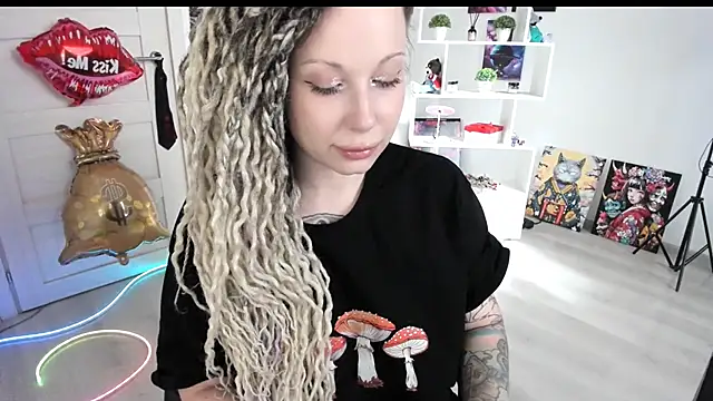Snapshot of HoneySallyMoore chatting on 06-18-26, 03:49 HoneySallyMoore online show from 06-18-26, 03:49