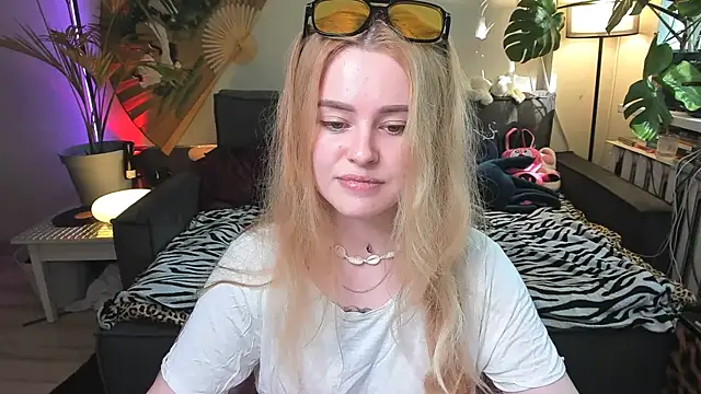 Snapshot of Alexa_Pirs chatting on 05-25-26, 02:45 Alexa Pirs online show from 05-25-26, 02:45