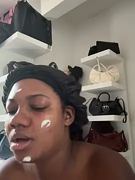 Snapshot of Daphnewalker__ chatting on 04-15-26, 01:51 Daphnewalker online show from 04-15-26, 01:51