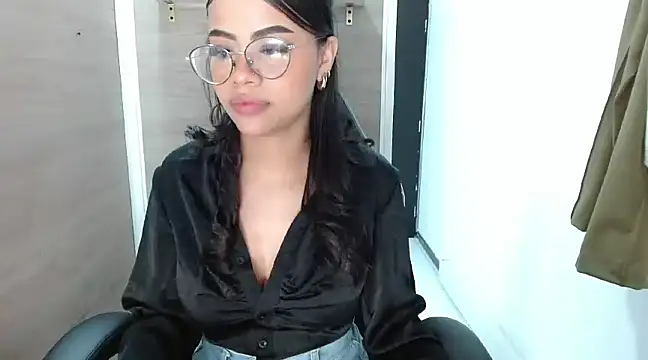 Snapshot of Sussan_love01 chatting on 02-18-25, 02:16 Sussan love01 online show from 02-18-25, 02:16