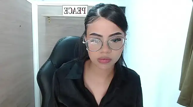 Snapshot of Sussan_love01 chatting on 02-18-25, 05:42 Sussan love01 online show from 02-18-25, 05:42