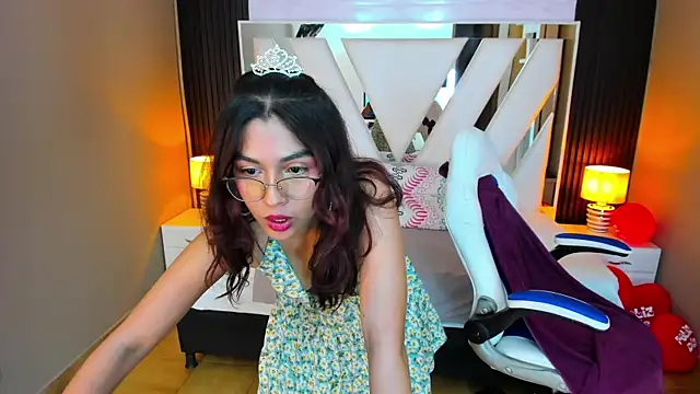 Snapshot of Cristin_Petite chatting on 02-18-25, 09:42 Cristin Petite online show from 02-18-25, 09:42