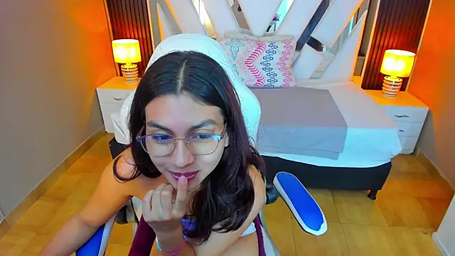 Snapshot of Cristin_Petite chatting on 03-21-25, 02:29 Cristin Petite online show from 03-21-25, 02:29