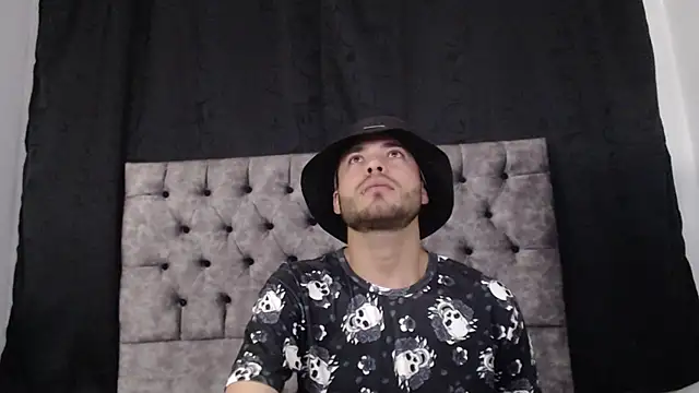 Snapshot of aczino_vel chatting on 02-14-25, 11:20 aczino vel online show from 02-14-25, 11:20