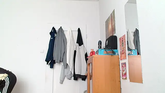 Snapshot of OskarBreno chatting on 05-13-26, 04:26 OskarBreno online show from 05-13-26, 04:26