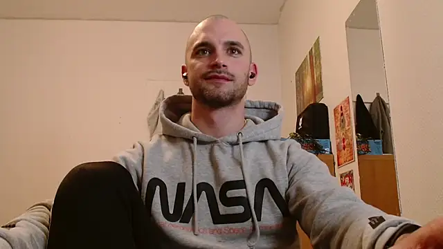 Snapshot of OskarBreno chatting on 05-17-26, 08:38 OskarBreno online show from 05-17-26, 08:38