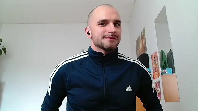 Snapshot of OskarBreno chatting on 05-18-26, 02:12 OskarBreno online show from 05-18-26, 02:12