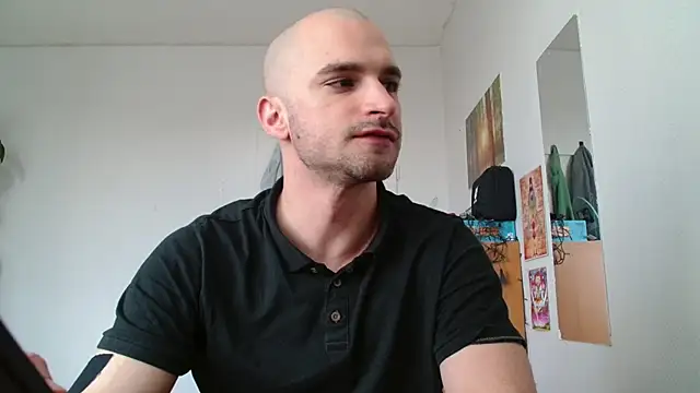 Snapshot of OskarBreno chatting on 05-20-26, 12:00 OskarBreno online show from 05-20-26, 12:00