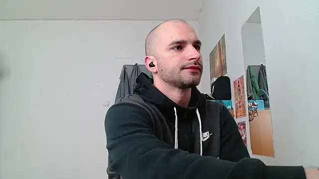 Snapshot of OskarBreno chatting on 05-22-26, 02:33 OskarBreno online show from 05-22-26, 02:33