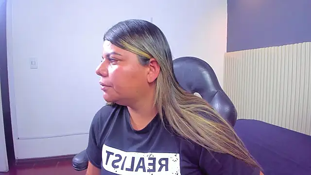 Snapshot of Aida-nicolle chatting on 09-15-25, 10:04 Aida-nicolle online show from 09-15-25, 10:04