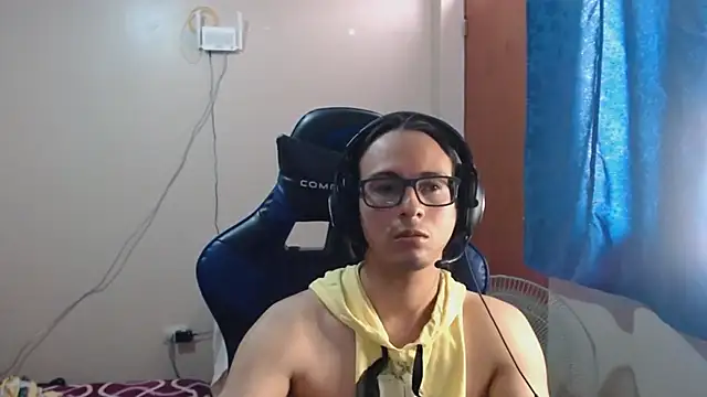 Snapshot of cholitohermoso chatting on 02-13-25, 06:48 cholitohermoso online show from 02-13-25, 06:48