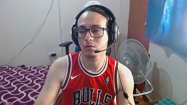 Snapshot of cholitohermoso chatting on 02-15-25, 03:06 cholitohermoso online show from 02-15-25, 03:06