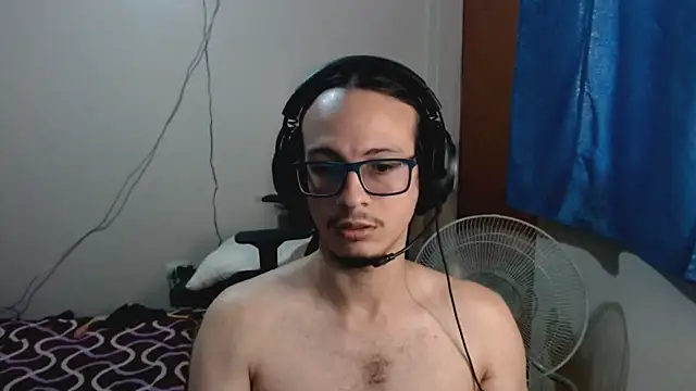 Snapshot of cholitohermoso chatting on 03-04-25, 10:27 cholitohermoso online show from 03-04-25, 10:27