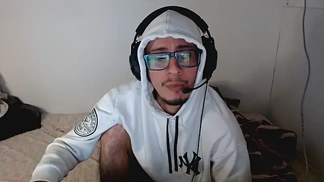 Snapshot of cholitohermoso chatting on 09-23-25, 02:20 cholitohermoso online show from 09-23-25, 02:20