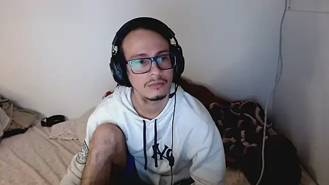 Snapshot of cholitohermoso chatting on 09-26-25, 03:38 cholitohermoso online show from 09-26-25, 03:38