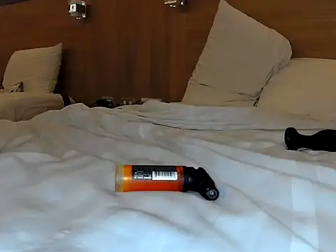 Snapshot of Iscariot19 chatting on 10-24-25, 12:12 Iscariot19 online show from 10-24-25, 12:12