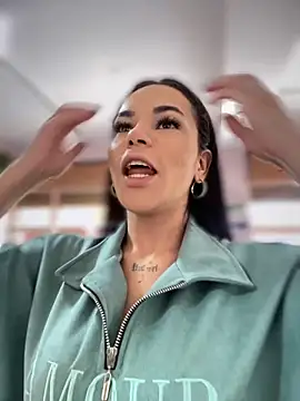 Naatalia online show from 10-31-25, 06:42