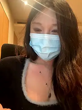 EstelleXU online show from 03-07-25, 03:18