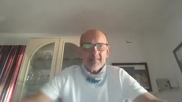 Snapshot of llopaco chatting on 10-15-25, 01:44 llopaco online show from 10-15-25, 01:44