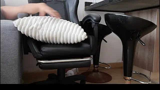 Snapshot of Karla_Stein2025 chatting on 12-14-25, 04:01 Karla Stein2025 online show from 12-14-25, 04:01