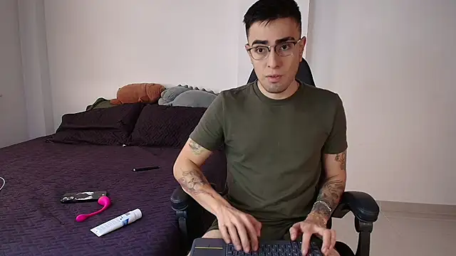 Snapshot of Andy_shaaw chatting on 03-15-25, 04:10 Andy shaaw online show from 03-15-25, 04:10