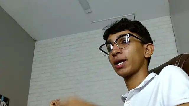 Snapshot of Martin_Linares chatting on 03-01-25, 04:44 Martin Linares online show from 03-01-25, 04:44