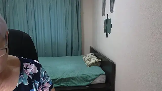 Sandra Snowflake online show from 10-27-25, 12:20