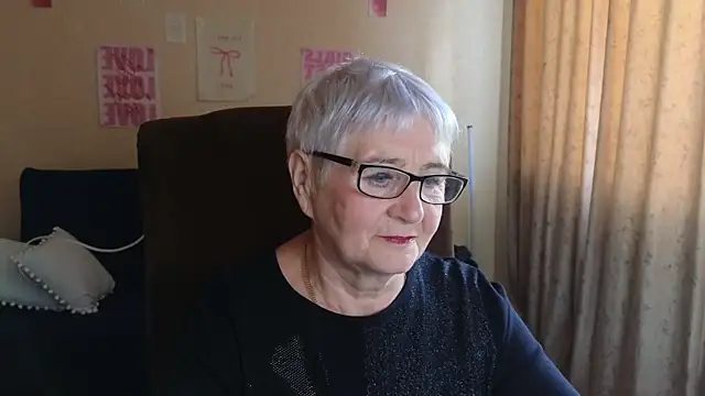 Snapshot of Sandra_Snowflake chatting on 05-28-26, 08:00 Sandra Snowflake online show from 05-28-26, 08:00