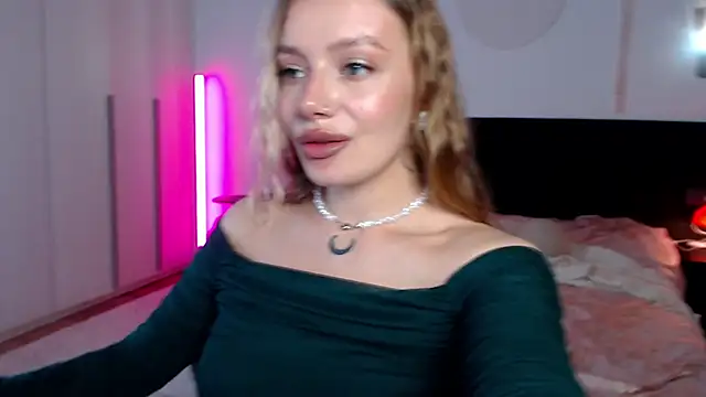 LunaticaBae online show from 03-23-25, 04:16