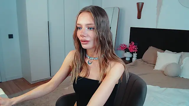 LunaticaBae online show from 07-18-26, 06:50