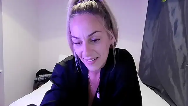 Snapshot of Edenfox- chatting on 09-19-25, 10:32 Edenfox- online show from 09-19-25, 10:32