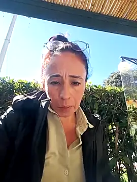 Snapshot of Coeur_de_luxure chatting on 05-01-26, 01:37 Coeur de luxure online show from 05-01-26, 01:37