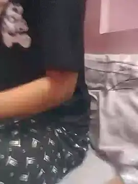 Snapshot of Dolly_b chatting on 02-19-25, 02:44 Dolly b online show from 02-19-25, 02:44