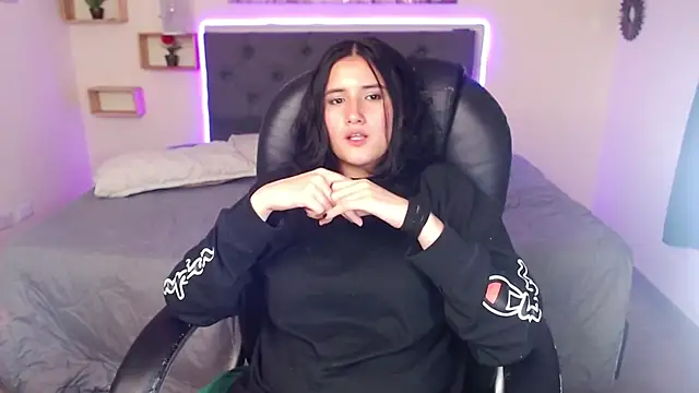 Snapshot of amy_royale chatting on 02-23-25, 07:33 amy royale online show from 02-23-25, 07:33