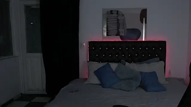 Snapshot of amy_royale chatting on 03-07-25, 01:42 amy royale online show from 03-07-25, 01:42