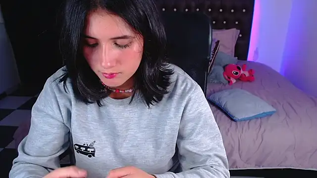 Snapshot of amy_royale chatting on 03-11-25, 08:20 amy royale online show from 03-11-25, 08:20