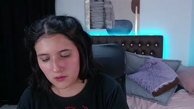 Snapshot of amy_royale chatting on 03-16-25, 07:48 amy royale online show from 03-16-25, 07:48