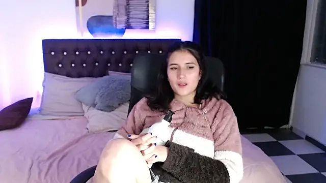 Snapshot of amy_royale chatting on 03-18-25, 08:36 amy royale online show from 03-18-25, 08:36