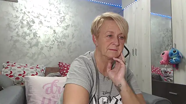 Snapshot of RosesandLillies chatting on 04-11-26, 04:00 RosesandLillies online show from 04-11-26, 04:00