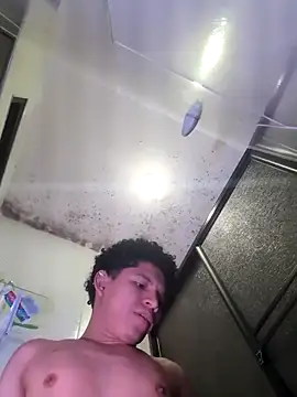 Snapshot of Magno_03 chatting on 10-29-25, 10:17 Magno 03 online show from 10-29-25, 10:17