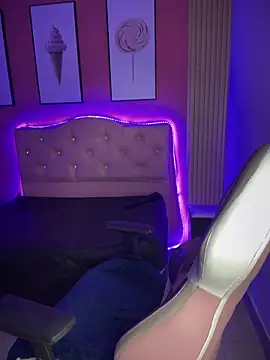 Emily-teen online show from 02-23-25, 01:21