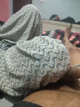 Snapshot of indian_couple4 chatting on 12-14-25, 04:34 indian couple4 online show from 12-14-25, 04:34