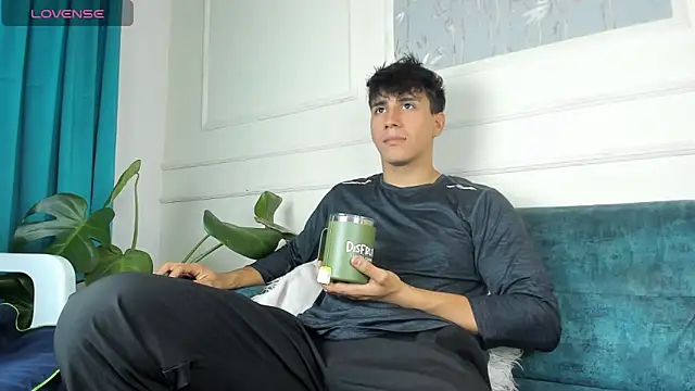 Allex Cano online show from 12-17-25, 01:17