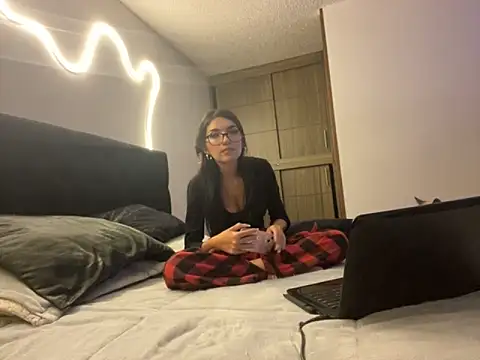 DesireLuxe online show from 09-27-25, 05:34