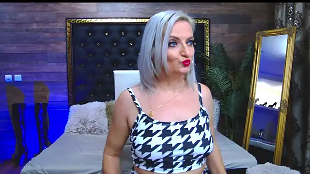 Snapshot of LadyTouch chatting on 02-19-25, 03:50 LadyTouch online show from 02-19-25, 03:50