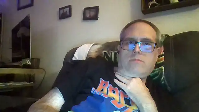 Snapshot of Smallone327 chatting on 09-21-25, 03:52 Smallone327 online show from 09-21-25, 03:52