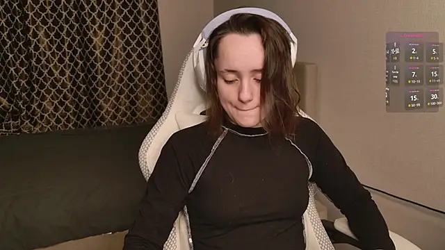 Luna Loveee online show from 11-21-25, 04:11