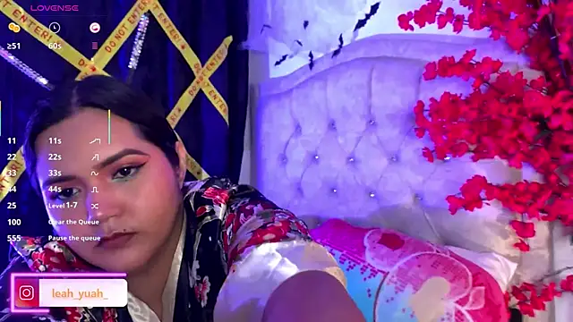 Leah yuah  online show from 10-18-25, 09:21