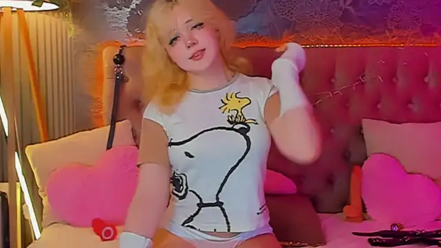 Snapshot of EmilyAngells chatting on 04-21-26, 05:47 EmilyAngells online show from 04-21-26, 05:47