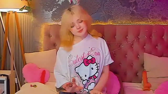 Snapshot of EmilyAngells chatting on 04-22-26, 06:16 EmilyAngells online show from 04-22-26, 06:16
